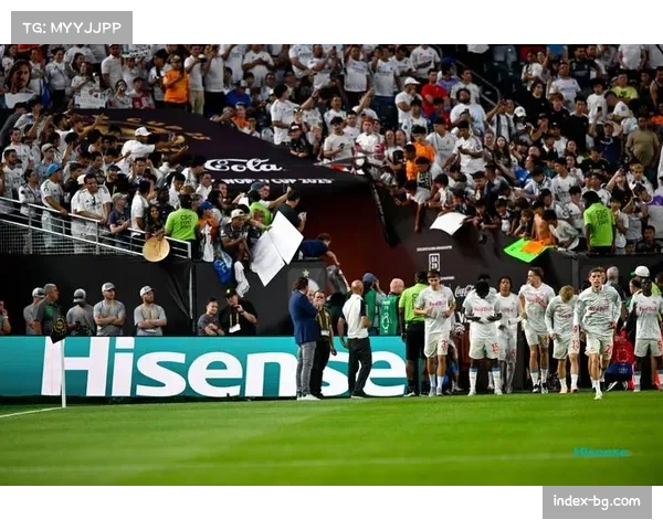 皇马夺冠夜，看台上白发苍苍的老球迷激动落泪